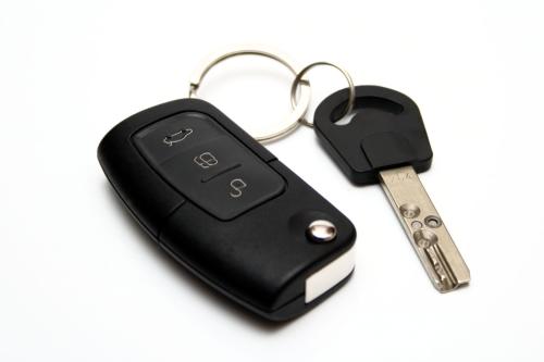 Autoschlüssel mit Fernbedienung und Schlüsselanhänger.